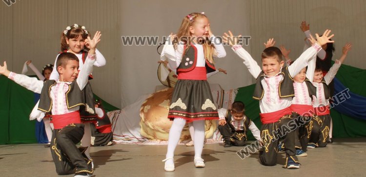 Седем димитровградски градини танцуват във фолклорен празник