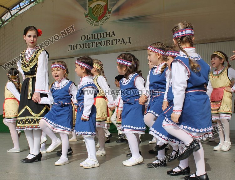 Седем димитровградски градини танцуват във фолклорен празник