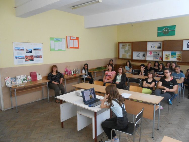 Каравеловци подредиха изложба от цветя и билки