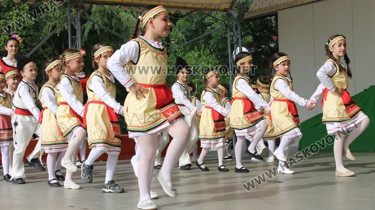 Седем димитровградски градини танцуват във фолклорен празник