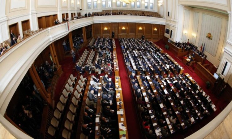 Депутати от ГЕРБ хвърлиха оставка. За какво ги готвят?