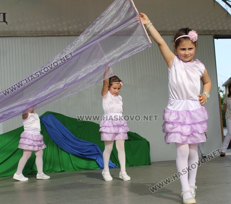Седем димитровградски градини танцуват във фолклорен празник