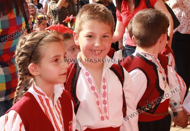 Седем димитровградски градини танцуват във фолклорен празник