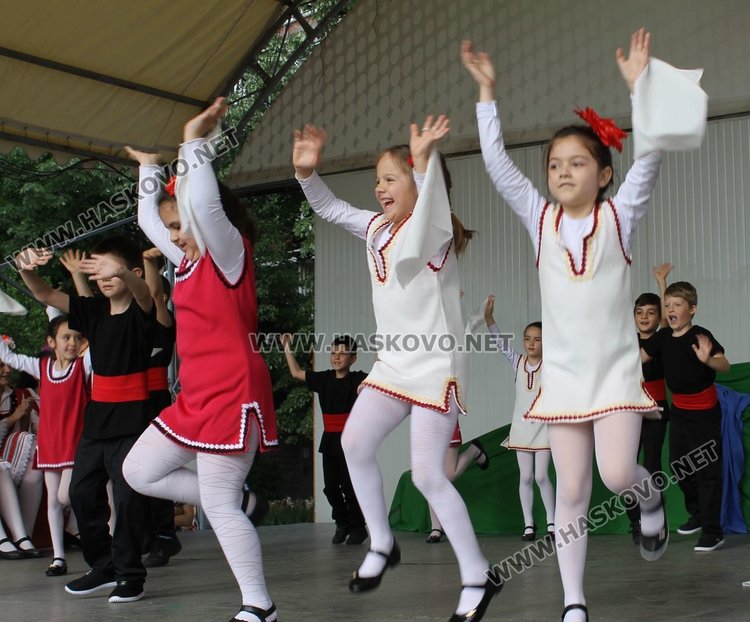 Седем димитровградски градини танцуват във фолклорен празник