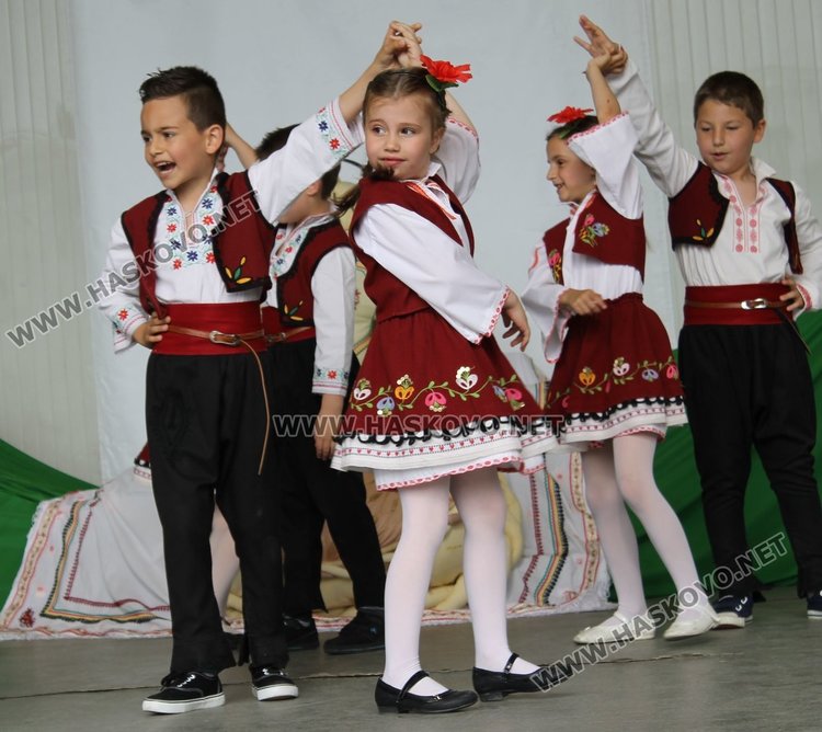 Седем димитровградски градини танцуват във фолклорен празник