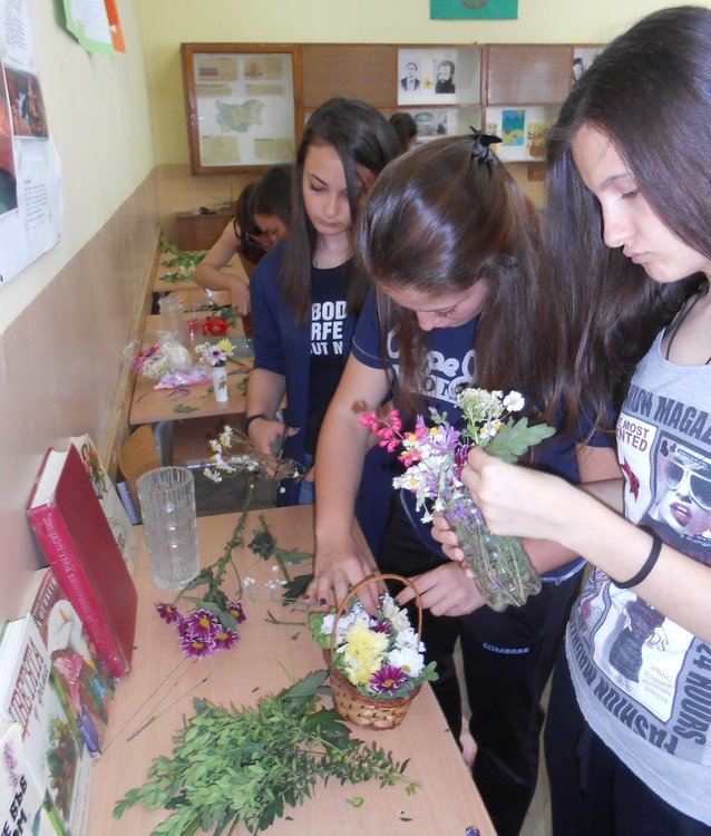 Каравеловци подредиха изложба от цветя и билки