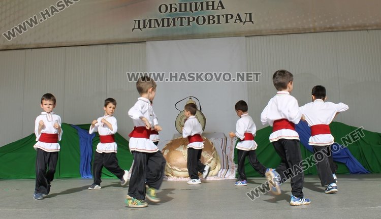 Седем димитровградски градини танцуват във фолклорен празник