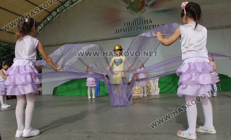 Седем димитровградски градини танцуват във фолклорен празник