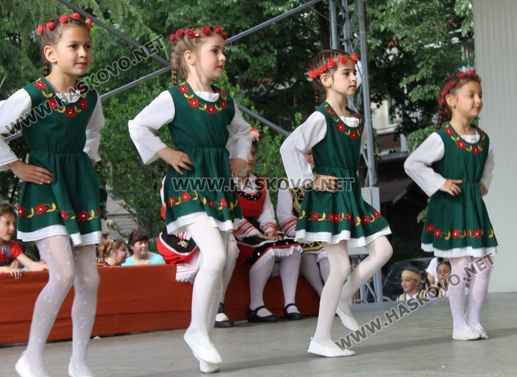 Седем димитровградски градини танцуват във фолклорен празник
