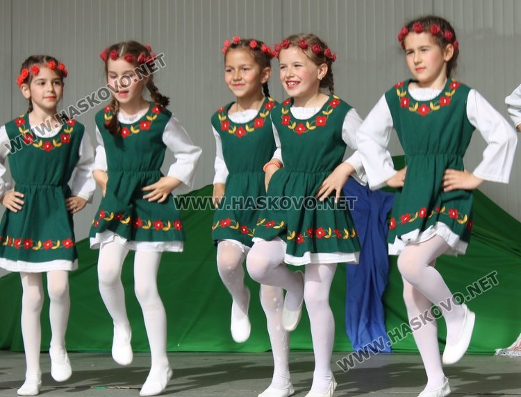Седем димитровградски градини танцуват във фолклорен празник
