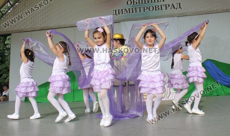 Седем димитровградски градини танцуват във фолклорен празник
