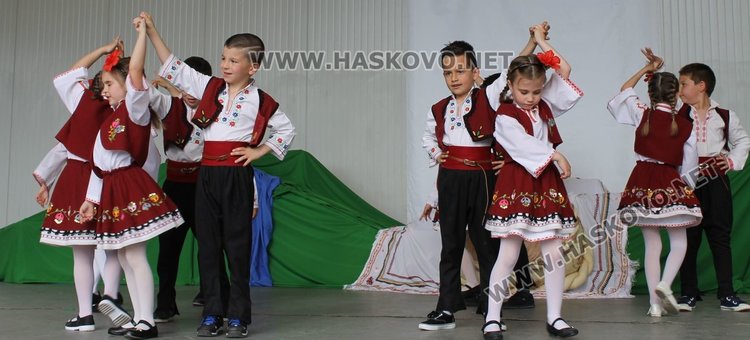 Седем димитровградски градини танцуват във фолклорен празник