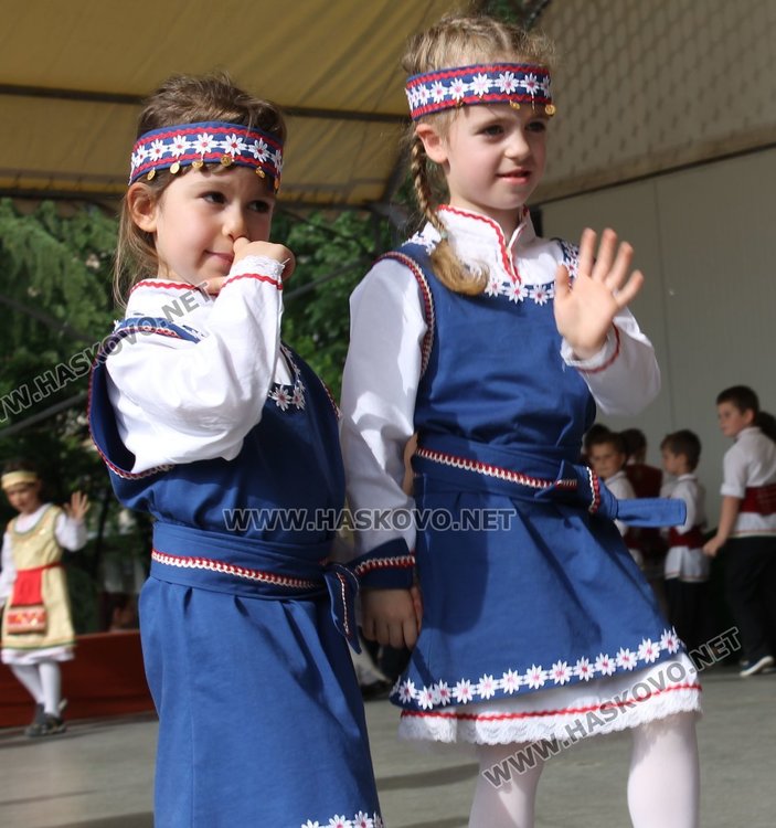 Седем димитровградски градини танцуват във фолклорен празник