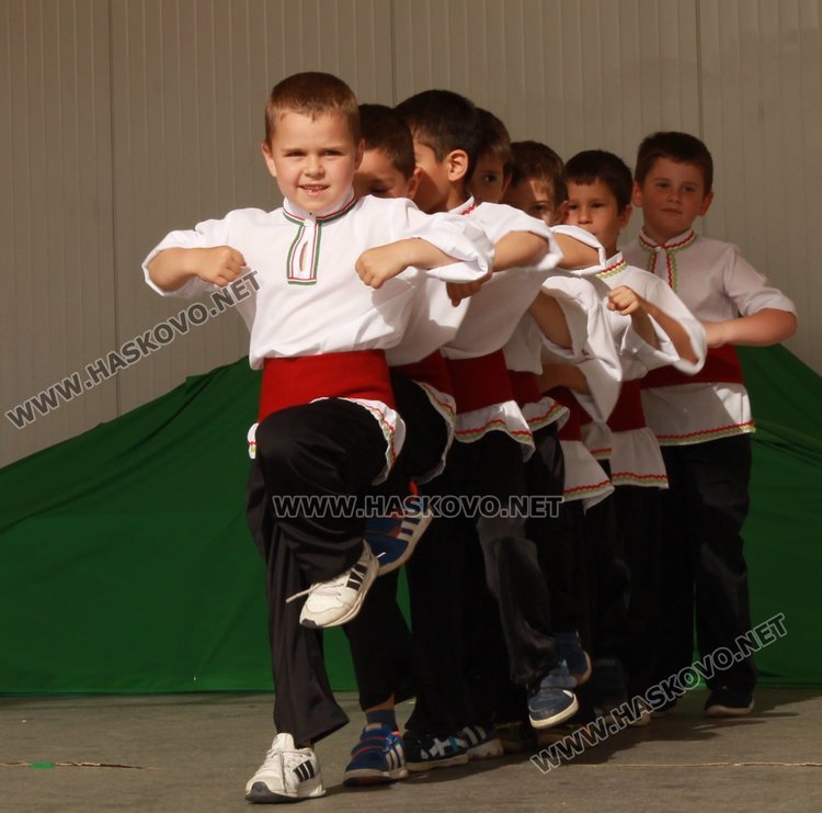 Седем димитровградски градини танцуват във фолклорен празник