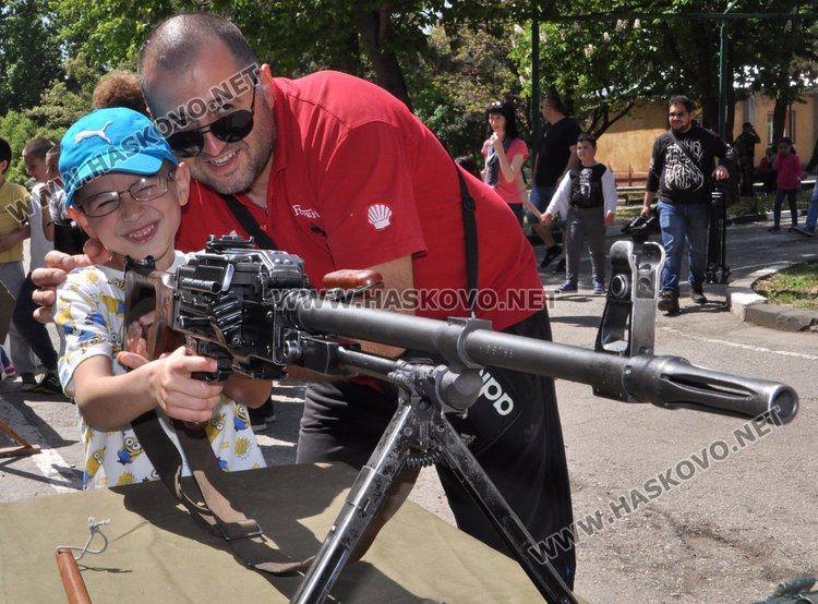 Вземат на мушка посетители в поделението в Хасково