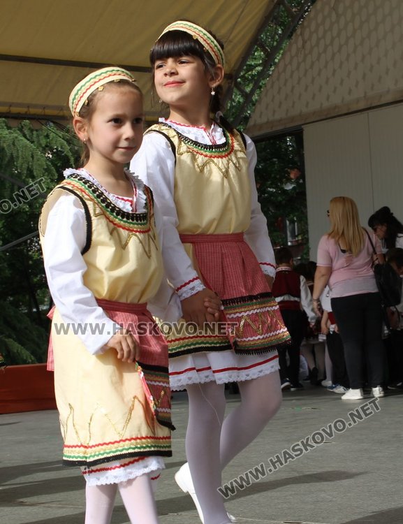 Седем димитровградски градини танцуват във фолклорен празник