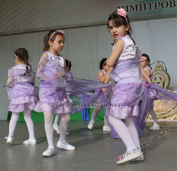 Седем димитровградски градини танцуват във фолклорен празник