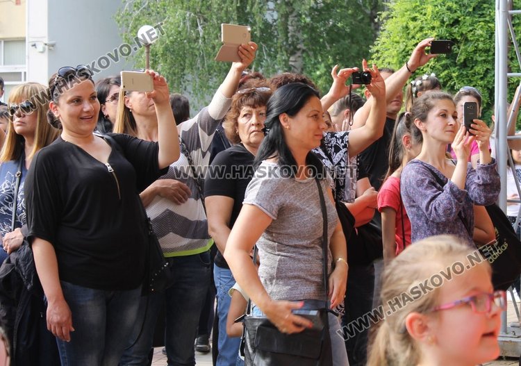 Седем димитровградски градини танцуват във фолклорен празник