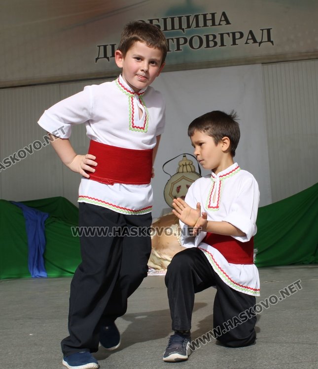 Седем димитровградски градини танцуват във фолклорен празник