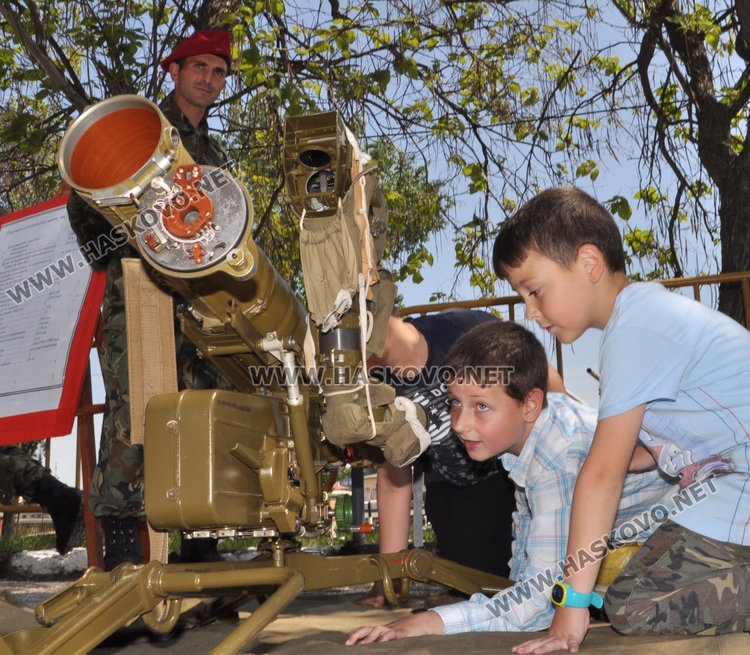 Вземат на мушка посетители в поделението в Хасково