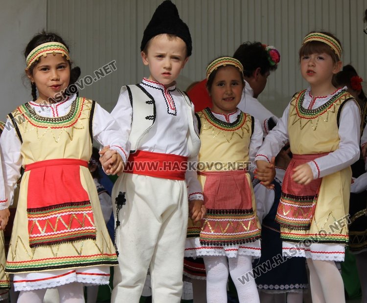 Седем димитровградски градини танцуват във фолклорен празник