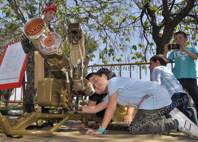 Вземат на мушка посетители в поделението в Хасково