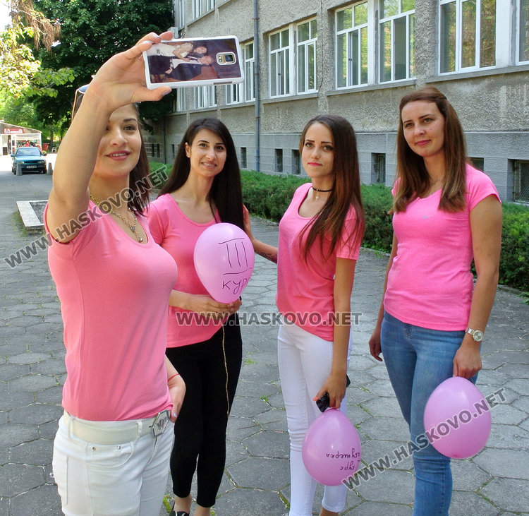 Студенти от Медицинския отбелязаха деня на акушерството с купон