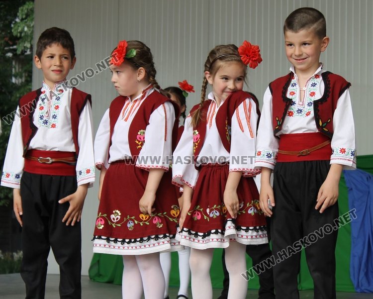 Седем димитровградски градини танцуват във фолклорен празник