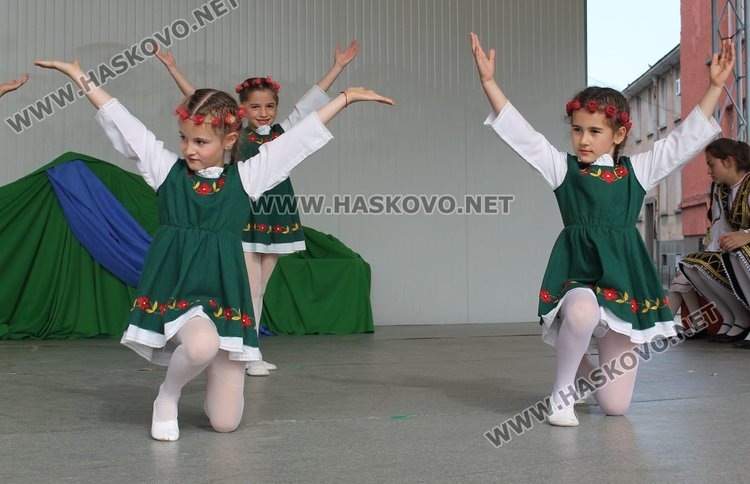 Седем димитровградски градини танцуват във фолклорен празник