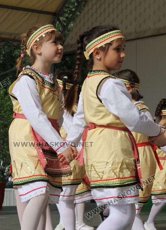 Седем димитровградски градини танцуват във фолклорен празник