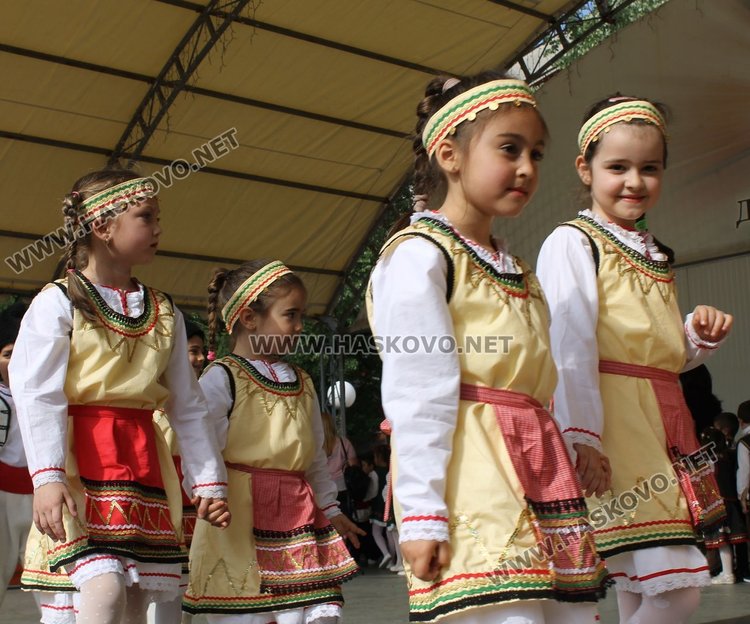 Седем димитровградски градини танцуват във фолклорен празник