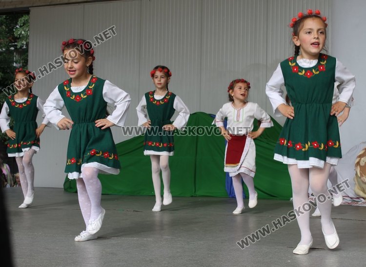 Седем димитровградски градини танцуват във фолклорен празник
