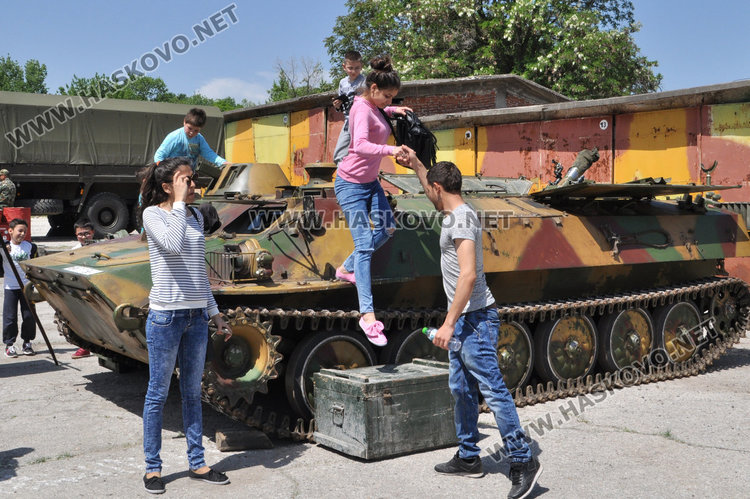 Вземат на мушка посетители в поделението в Хасково