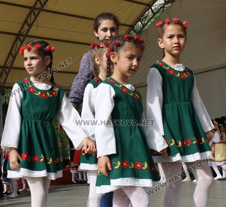 Седем димитровградски градини танцуват във фолклорен празник