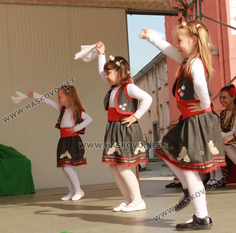 Седем димитровградски градини танцуват във фолклорен празник