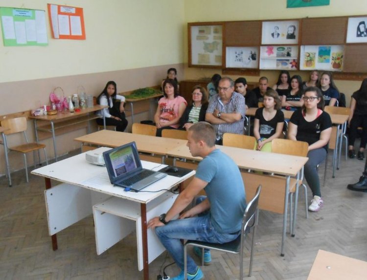 Каравеловци подредиха изложба от цветя и билки