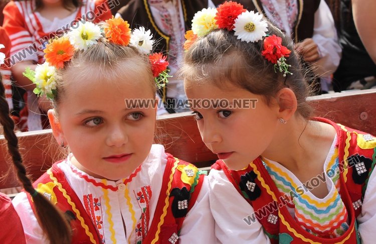 Седем димитровградски градини танцуват във фолклорен празник