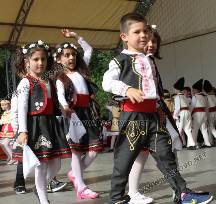Седем димитровградски градини танцуват във фолклорен празник