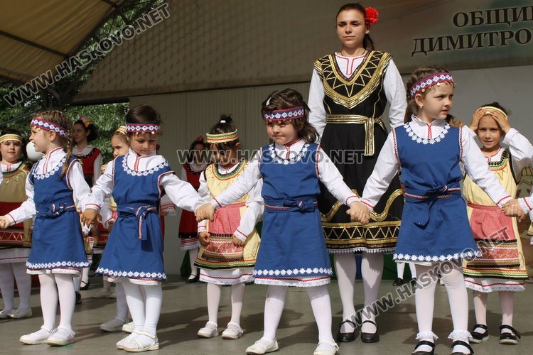 Седем димитровградски градини танцуват във фолклорен празник