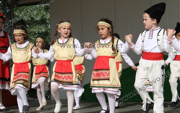 Седем димитровградски градини танцуват във фолклорен празник