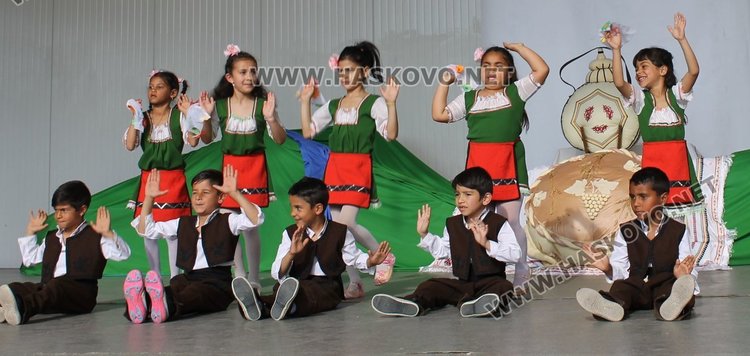 Седем димитровградски градини танцуват във фолклорен празник