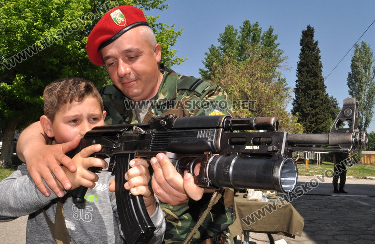 Вземат на мушка посетители в поделението в Хасково