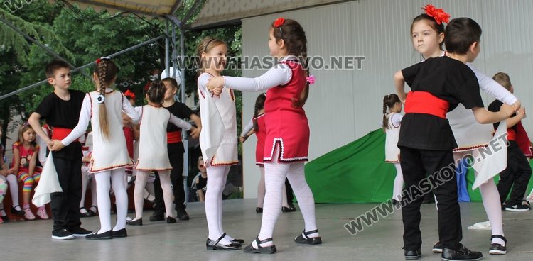 Седем димитровградски градини танцуват във фолклорен празник