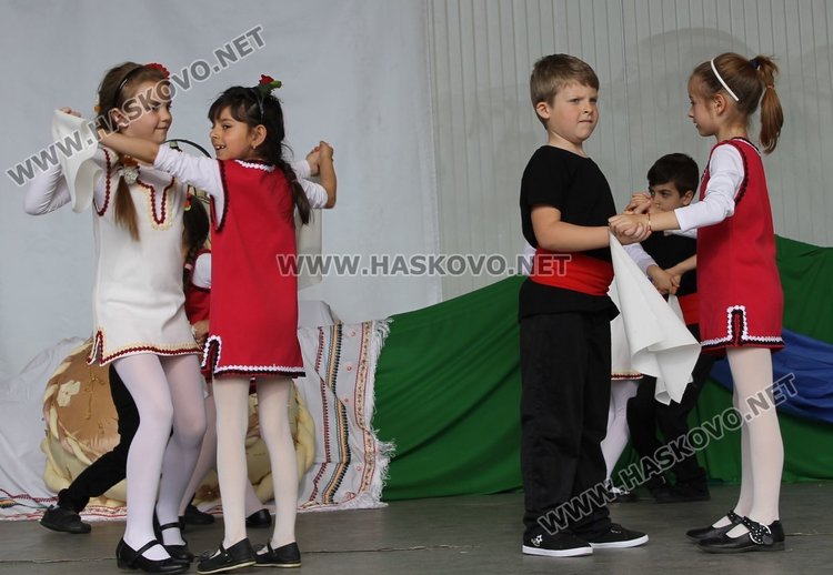 Седем димитровградски градини танцуват във фолклорен празник