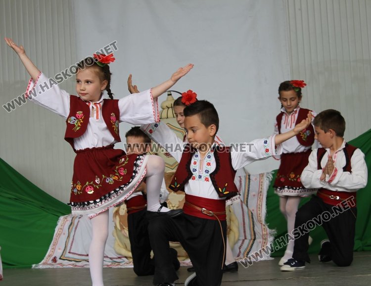 Седем димитровградски градини танцуват във фолклорен празник