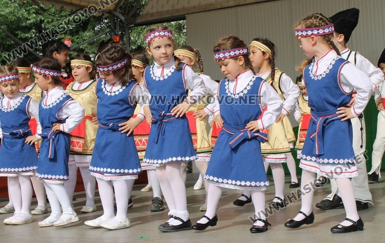 Седем димитровградски градини танцуват във фолклорен празник