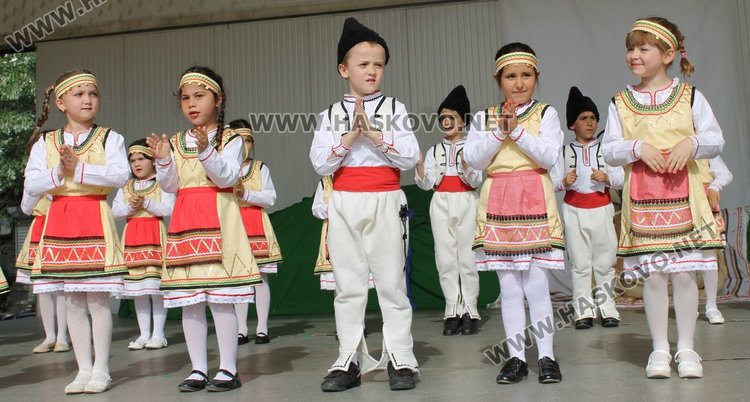 Седем димитровградски градини танцуват във фолклорен празник