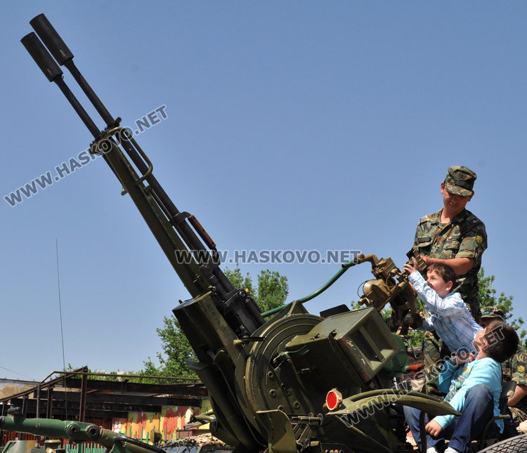 Вземат на мушка посетители в поделението в Хасково