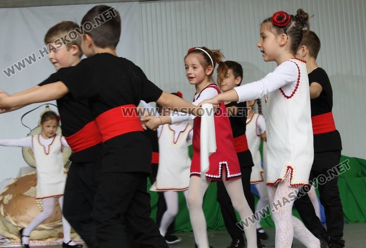 Седем димитровградски градини танцуват във фолклорен празник