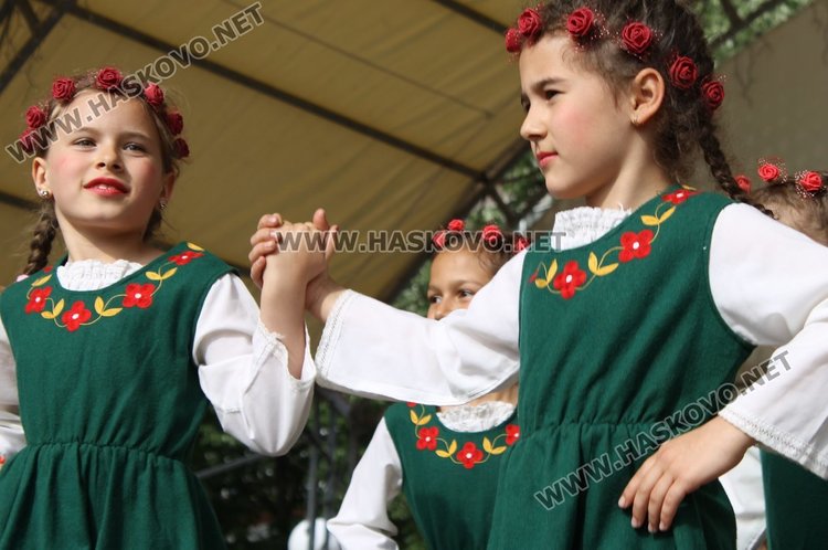 Седем димитровградски градини танцуват във фолклорен празник